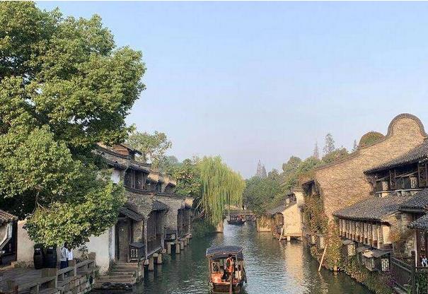 2017年，中國數(shù)字經(jīng)濟(jì)總量達(dá)27.2萬億元，數(shù)字經(jīng)濟(jì)對GDP增長貢獻(xiàn)率達(dá)55%