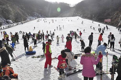2017-2018冰雪季，我國冰雪旅游人數(shù)達(dá)到1.97億人次，冰雪旅游收入約3300億元