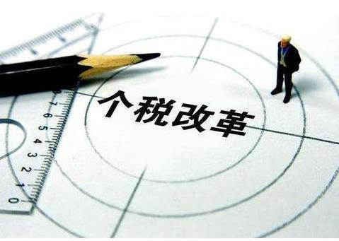 11月份，全國(guó)一般公共預(yù)算收入10775億元，同比下降5.4%，支出16431億元，同比下降0.8%??
