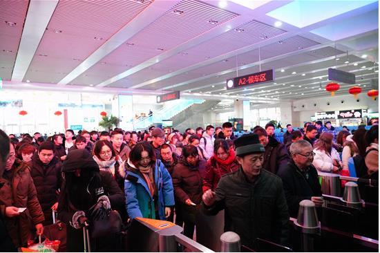 春運期間，沈陽局集團公司預計發(fā)送旅客2700萬人次，同比增長5.5%，日均發(fā)送旅客67.5萬人次